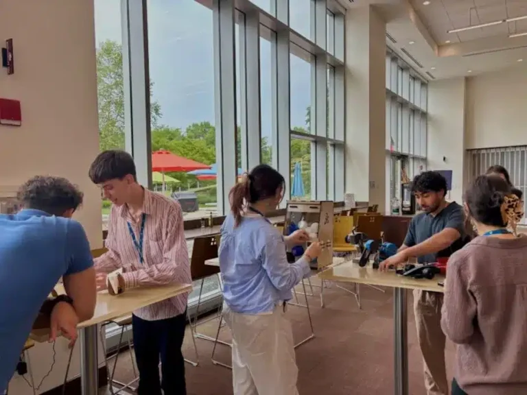 Dassault Systèmes travaille avec des collègues virtuels