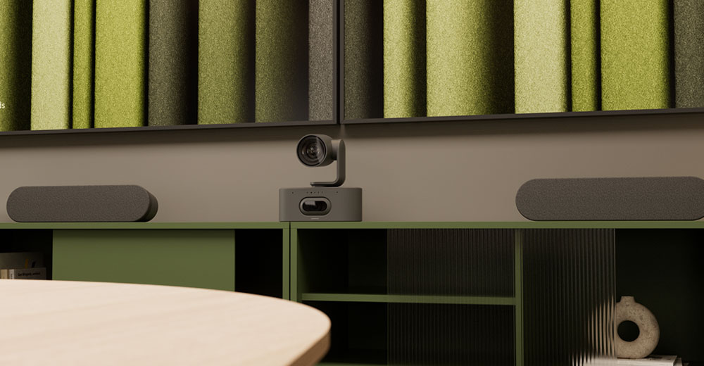 Caméra Logitech Rally AI avec système audio de salle de conférence dans une configuration de bureau moderne