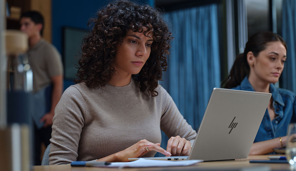 Ordinateur portable HP EliteBook 6 G2q utilisé sur un bureau, mettant en valeur sa conception mince et sa construction axée sur l'entreprise