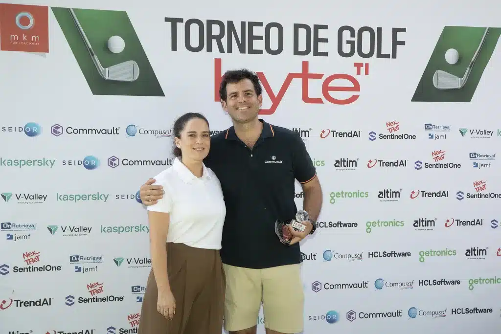 Laura Sierra, responsable de compte de Byte TI a reçu le prix du bola plus récemment auprès d'Alberto Pastor, responsable du développement commercial de V-Valley