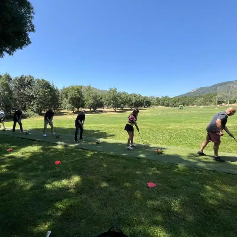 Le tournoi a également eu une clinique pour ceux qui ont réussi les premiers pas dans le monde du golf.