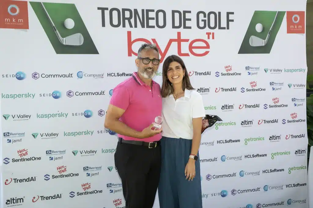 Coordinadora de Eventos y Comunidad Byte TI, a distribué le prix au drive le plus grand à Ignacio Liniers, Account Executive de Commvault