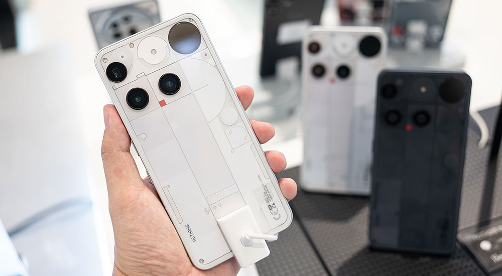 Vue arrière du Nothing Phone (3) montrant son dos transparent et son système d'éclairage Glyph Matrix.