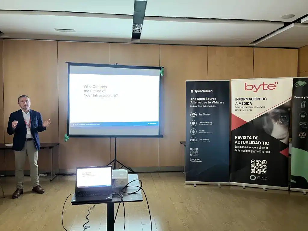 Soberanía numérique en Europe. Le futur du noyau et les données européennes 5 Un moment de l'intervention d'Ignacio M. Llorente, directeur général d'OpenNebula Systems et président de l'Alliance européenne pour les données industrielles, Edge et Cloud.