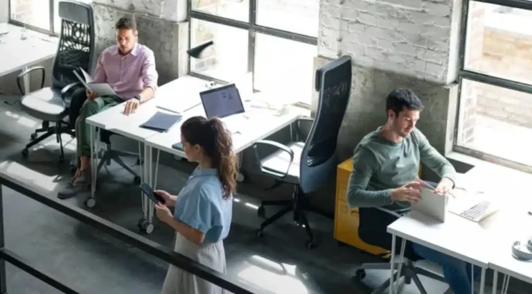 Le travail hybride flexible dans les entreprises promues par l&rsquo;IA
