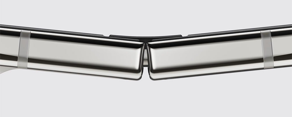 Gros plan de la charnière de l'iPhone Duo alors que le téléphone est partiellement plié.