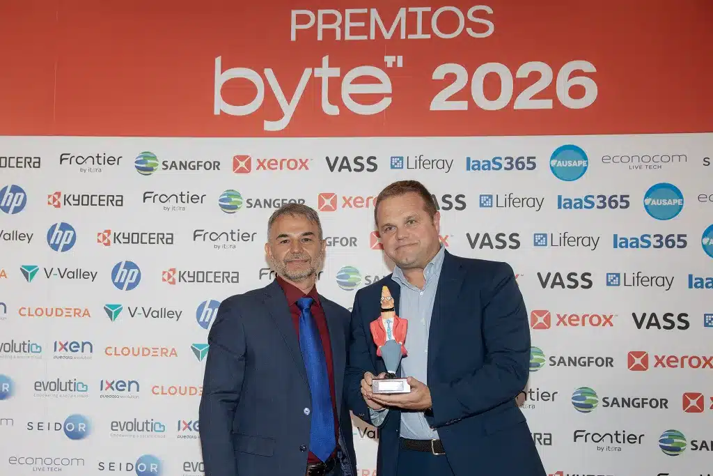 Prix ​​à la meilleure entreprise de cybersécurité pour Crowdtrike. Recogió Juan Luis Garijo del Cura, vice-président Europe du Sud de CrowdStrike 