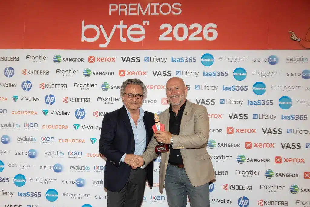 Fernando Jofre, collaborateur de Byte TI a intégré la meilleure innovation dans l'impression A4 avec Luis Heras, directeur marketing sur le terrain de Xerox Europe du Sud pour laXerox Série C200 C300