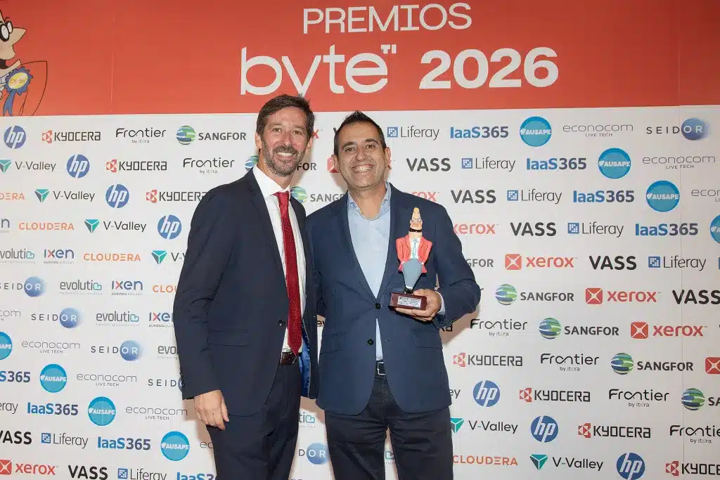 Meilleur portefeuille de solutions appliquées à IA Soberana pour HCL Software. Recogió el galardón Santos Diez, Country Manager de HCL Software