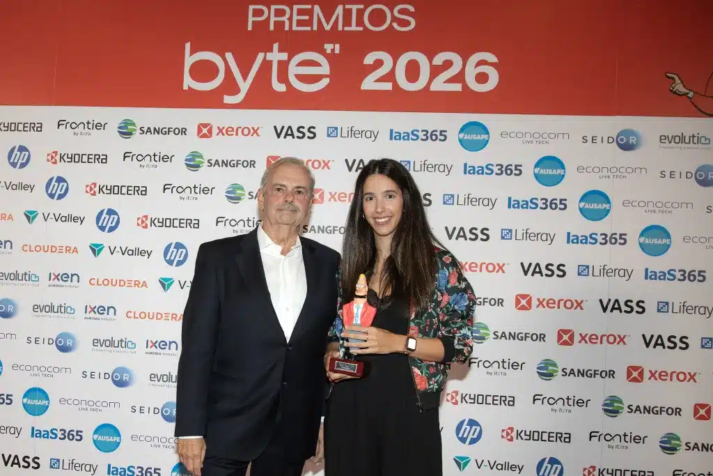 Manuel López, collaborateur de Byte TI, chargé de saisir le prix à la meilleure stratégie pour le centre de données Schneider Electric