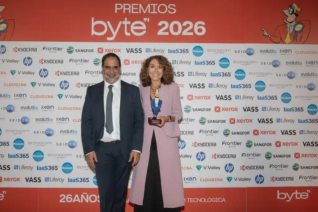 Prix ​​au Meilleur CIO : Beatriz Méndez-Villamil, CIO d'Amadeus, a reconnu la statue des mains de Manuel Navarro, directeur de Byte TI.
