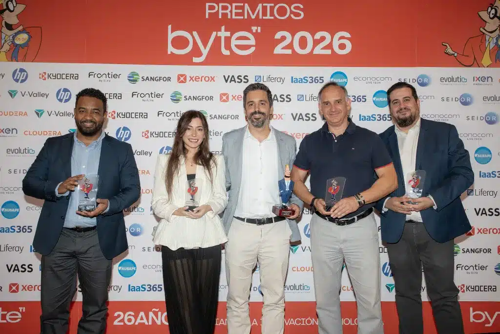 Javier Galindo Alduán, prix du meilleur RSSI, accompagné des finalistes Carlos Asún, RSSI des marques de livraison de nourriture ; Gabriel Moliné, RSSI de Carrefour ; Javier Sánchez Salas, RSSI d'Engie et Eva Mosquera Rodríguez,Responsable de la stratégie d'expérience utilisateur sécurisée de Santander