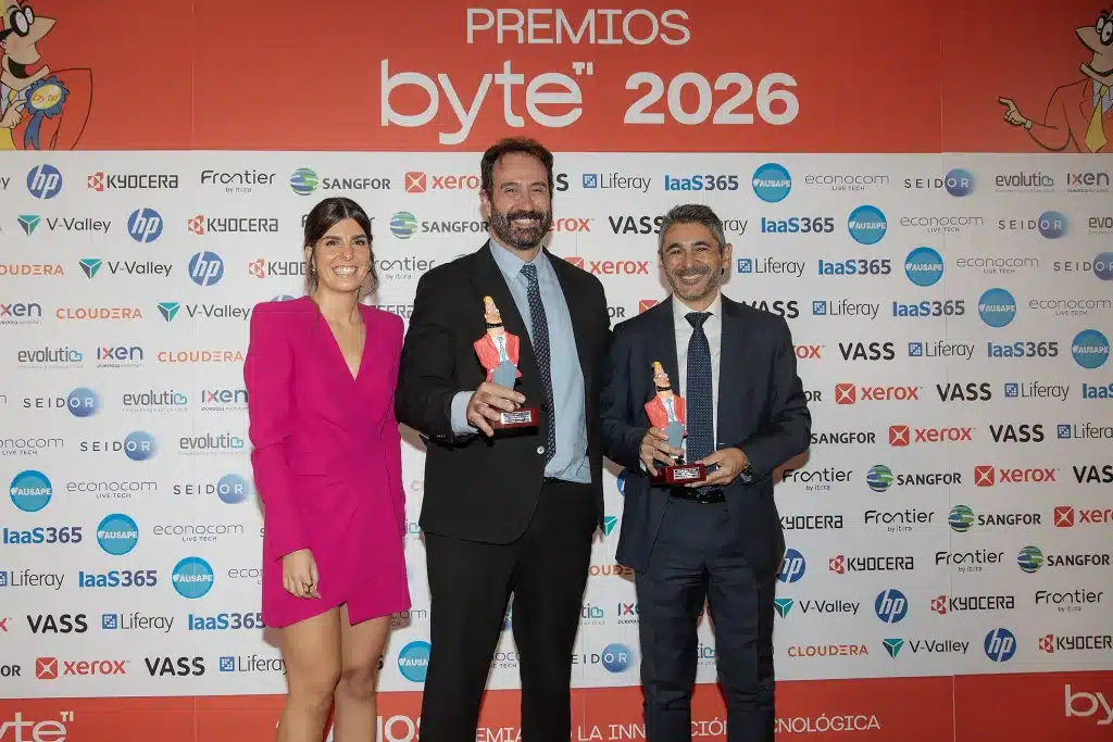 María Vicente, Coordonnatrice des événements et de la communauté de Byte TI, a été chargée d'offrir le prix au meilleur projet d'attention ciudadana renforcé avec IA à Liferay et la municipalité de Salamanque. 