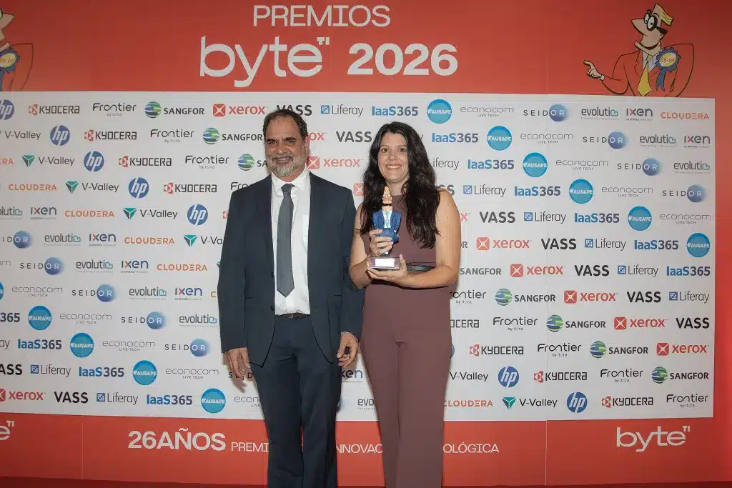Meilleure direction de communication pour Raquel Durá, responsable des relations publiques et des communications d'AWS