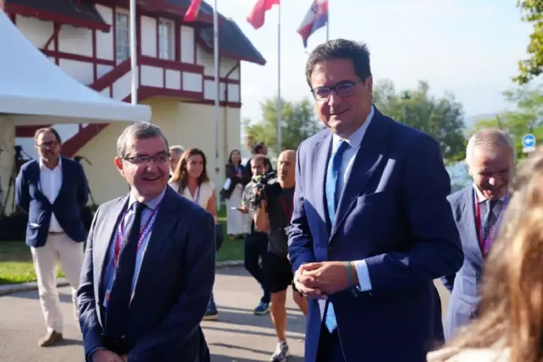 Óscar López défend en AMETIC la norme des centres de données
